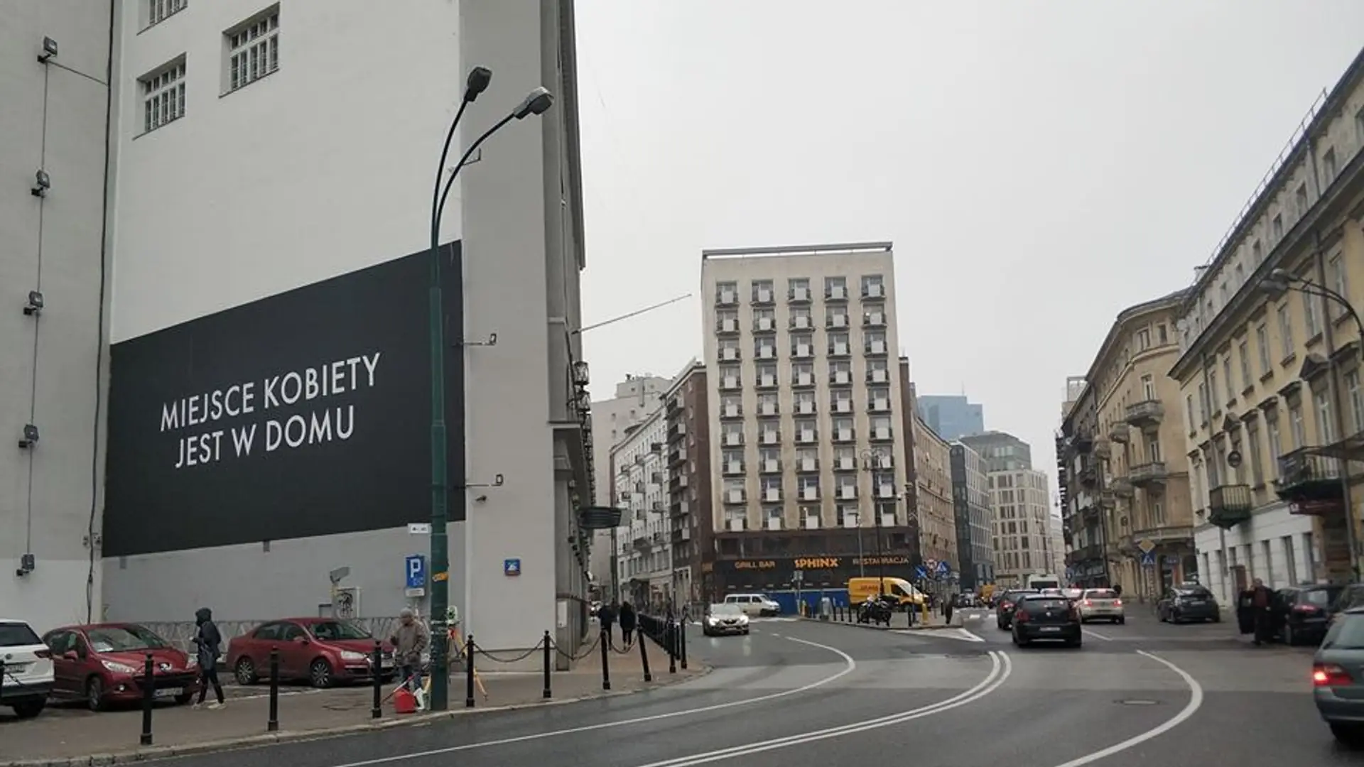 "Miejsce kobiety jest w domu". Kontrowersyjny billboard Netfliksa w centrum Warszawy