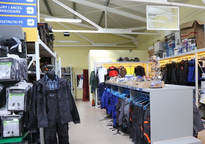 Na koniec 2014 r. akcje Grupy PSB posiadało 582 akcjonariuszy. W zamian dostają m.in. dostęp do ofert ponad 500 największych producentów i dostawców materiałów dla budownictwa, specjalne warunki zakupowe, kilkuprocentowe bonusy handlowe i lojalnościowe, szkolenia, know-how. Oraz marketing, którego budżet w przypadku działań centrali wzmacniających markę PSB w większości finansują dostawcy.