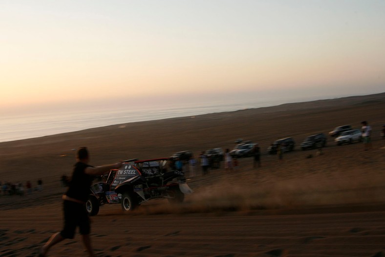 Rajd Dakar 2011: dobra postawa Polaków, Hołowczyc z otwartymi drzwiami (5.etap, wyniki, fot. Willy Weyens)