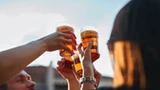 Większość spraw dot. nielegalnych reklam alkoholu jest umarzana. Ekspertka nie pozostawia złudzeń