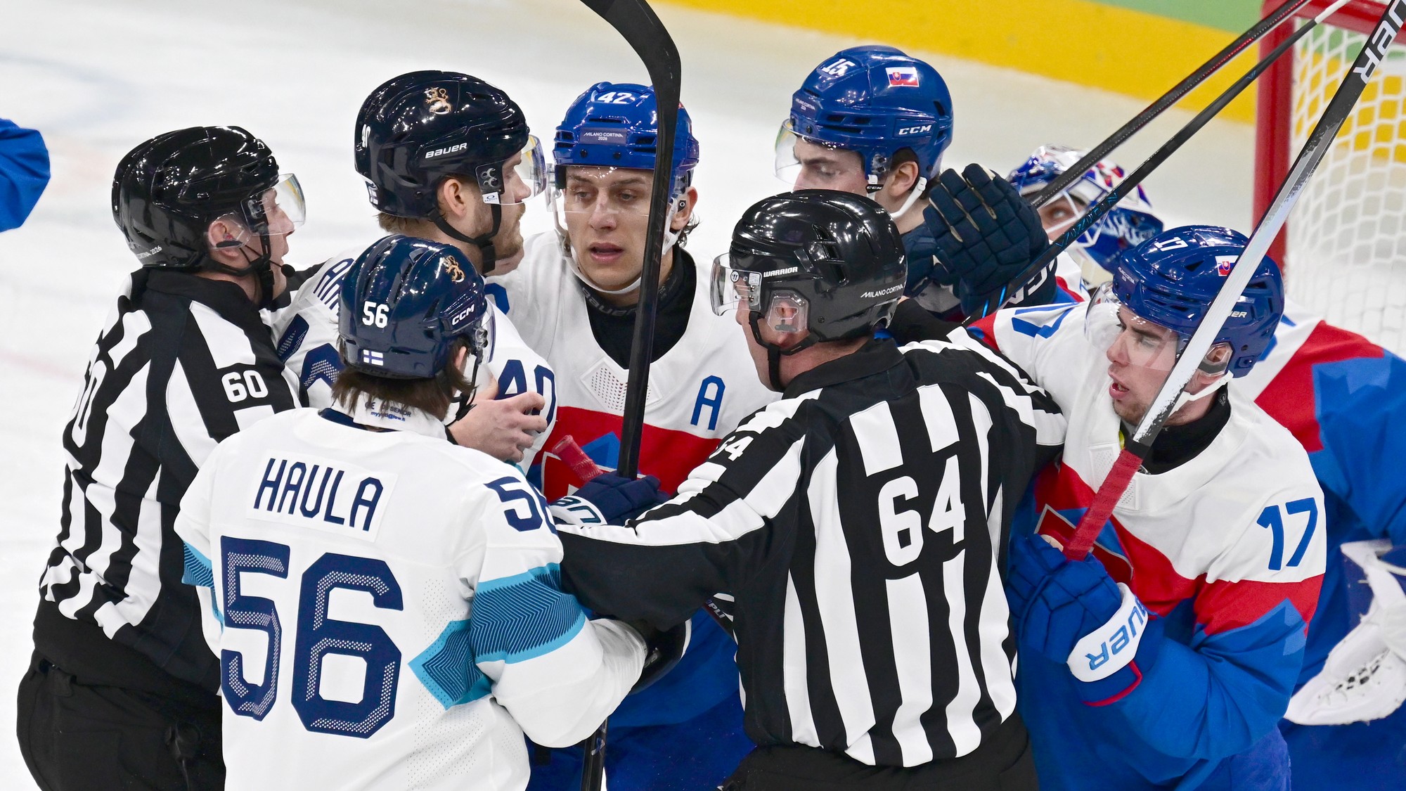 Slovenskí hokejoví reprezentanti Šimon Nemec (17), Martin Fehérváry (42), brankár Samuel Hlavaj (31) a hráč Fínska Kakko Kaapo (84). 