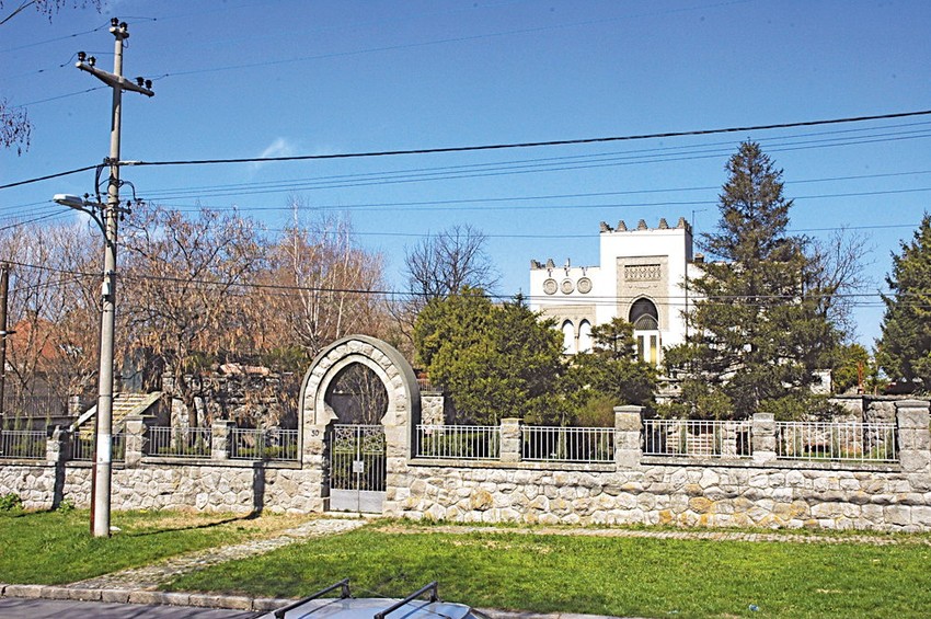 nekadašnji i današnji izgled vile u Pregrevici, u vlasništvu Mijata Savića, tasta Čedomira Jovanovića