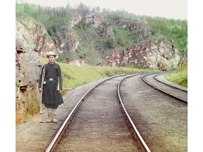 Kolej transsyberyjska wybudowana w latach 1891-1916. Na zdjęciu baszkirski zwrotniczy na trasie koleji w okolicach Czelabińska