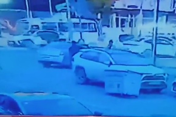 (VIDEO) ZAUSTAVLJAJU SE PORED NJE I GURAJU JE U AUTO! Američka novinarka OTETA u Bagdadu: Isplivao jeziv snimak, u toku potera za osumnjičenima