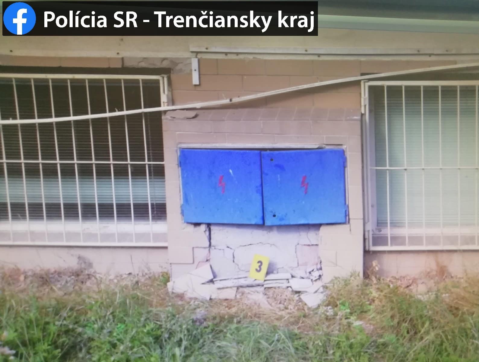 Vodič narazil do rozvodnej skrine v bojnickej nemocnici. 