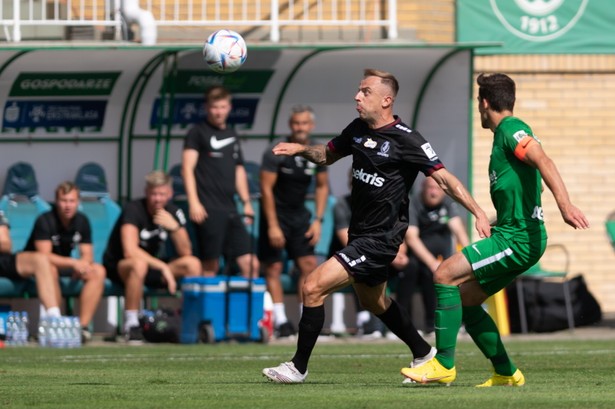 Piłkarz Warty Poznań Jakub Kiełb (P) i Kamil Grosicki (L) z Pogoni Szczecin podczas meczu Ekstraklasy w Grodzisku Wlkp.