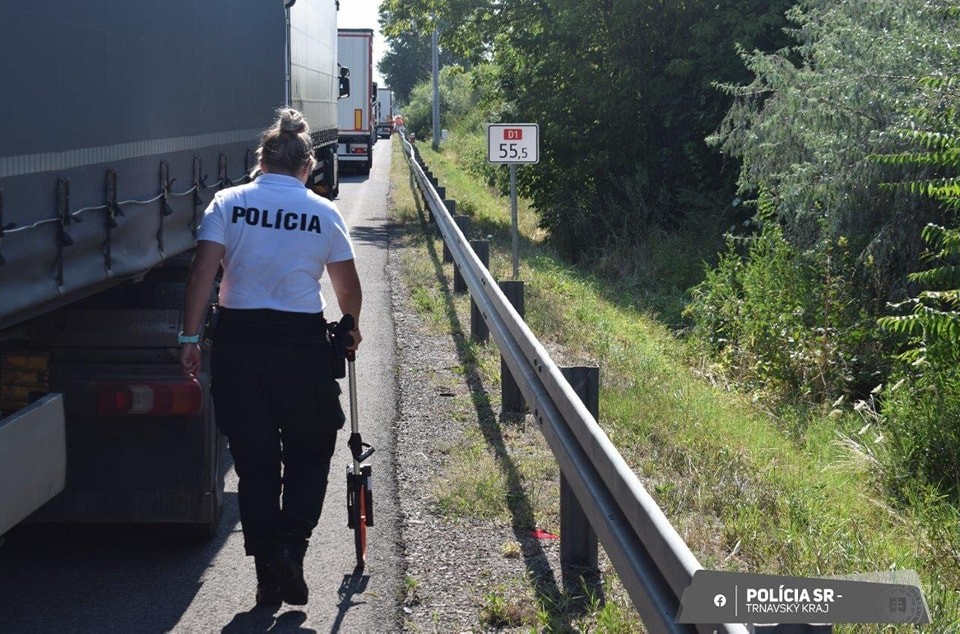 Kamionista narazil na D1 pri Trnave do vozidla diaľničnej patroly.