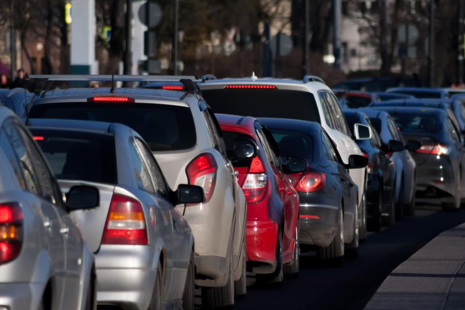 Wysoki poziom zagęszczenia w miastach wskazuje na potrzebę znalezienia alternatywy dla samochodów i ograniczenia ruchu drogowego