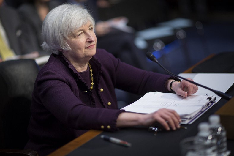 <b>2. Amerykanka Janet Yellen, 67 lat, szefowa FED</b>
<br>
<br>
Yellen niedawno zastąpiła Bena Bernanke na stanowisku szefa Rezerwy Federalnej, banku centralnego USA. Działania Fed mają wpływ nie tylko na to, co dzieje się w finansach i gospodarce Stanów Zjednoczonych. W rytm jego decyzji (a nawet tylko ich zapowiedzi) poruszają się notowania walut i akcji na całym świecie, w tym w Polsce. Yellejest  więc jedną z najważniejszych postaci w światowych finansach.
<br>
<br>
Jedną z kluczowych postaci w kształtowaniu amerykańskiej polityki gospodarczej jest już od 20 lat. Do centrum wydarzeń dostała się w połowie lat 90., gdy prezydent Bill Clinton powołał ją na jej pierwszą kadencję w Radzie Gubernatorów Rezerwy Federalnej. Wówczas była jej szeregowym członkiem, ale dała się poznać na tyle, że w 1997 r. Clinton powołał ją do swojej Rady Doradców Ekonomicznych. Po dwóch latach wróciła do kariery naukowej, ale w 2004 r. stanęło przed nią kolejne wyzwanie: została prezesem Banku Rezerw Federalnych w San Francisco.
<br>
<br>
W 2010 r. została zastępcą Bena Bernankego. Znalazła się w specyficznej sytuacji. Bernankego mianował republikanin George Bush. Ją – demokrata Barack Obama. Trudno się więc dziwić, że np. rzadko występowała w imieniu Fed wobec polityków (w roli wicegubernatora ani razu nie zdarzyło się jej wystąpienie w Kongresie). Jako przedstawicielka rządzących demokratów mogła jednak być zadowolona z prowadzonej przez Fed pod wodzą Bena Bernankego polityki zalewania gospodarki tanim pieniądzem.