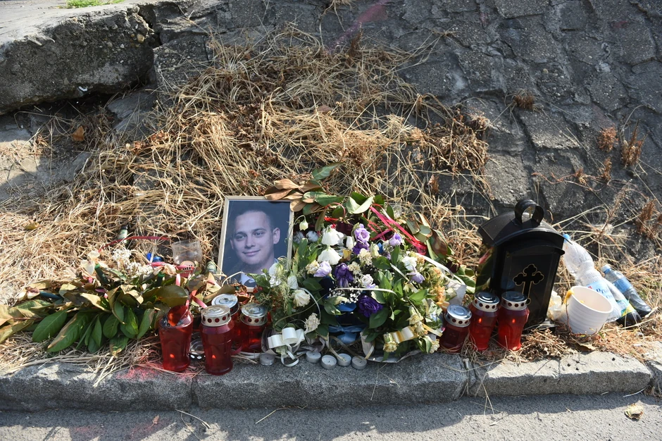 Građani ostavljaju cveće i sveće.