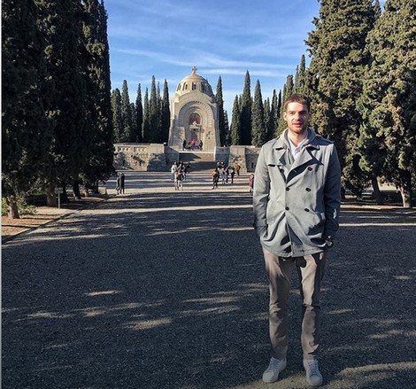 Marko Tejić ispred srpskog vojničkog groblja Zejtinlik