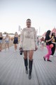 Csizmák minden mennyiségben, fazonban és színben, nem csak mi imádjuk - Nagy Niki (Magyarország fotós, influenszer) - Mini ruha, sort és top: H&M, Fülbevaló: ZARA, Csizma: MISS GUIDED