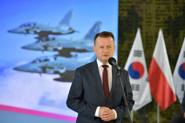 Mariusz Błaszczak podczas uroczystości zatwierdzenia umów na dostawę koreańskich lekkich samolotów bojowych FA-50 w 23. Bazie Lotnictwa Taktycznego w Mińsku Mazowieckim