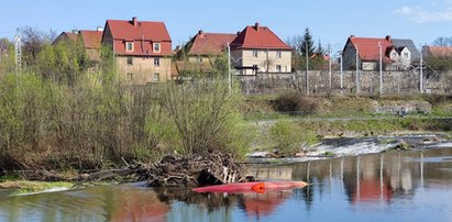 Tragedia na Nysie Kłodzkiej. Para seniorów płynąca kajakiem zahaczyła o gałęzie [ZDJĘCIA]