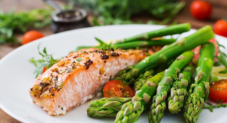 salmon asparagus vegetables fish healthy meal dinner plate