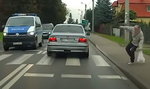 Kierowca BMW zrobił to na oczach policji. Finał zdumiewa. Zobaczcie nagranie