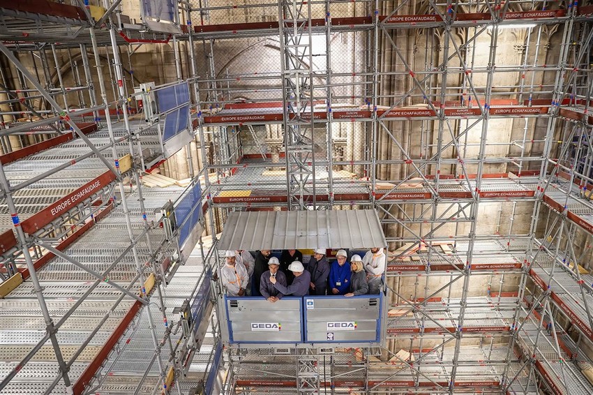 Emanuel Makron u obilasku gradilišta katedrale Notr Dam u aprilu 2022.