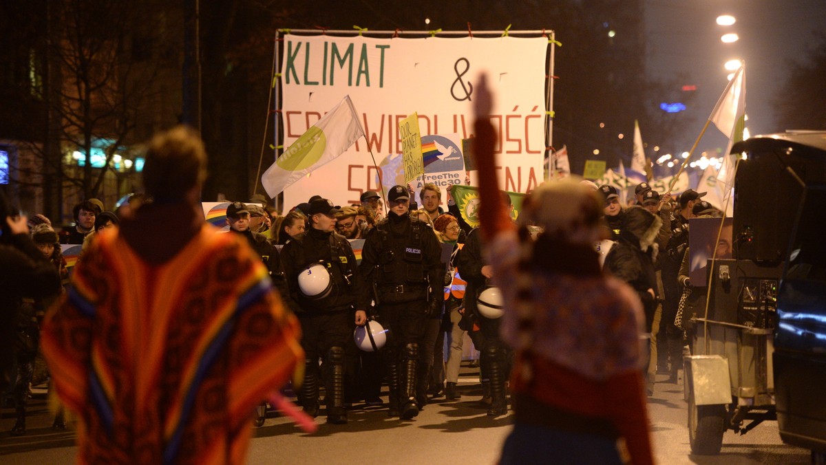 "Nasz klimat, nie twój biznes" - z takim m.in. transparentem przemaszerowali w sobotę po południu ekolodzy, którzy przyjechali do Warszawy. Międzynarodowy "Marsz dla Klimatu i Sprawiedliwości Społecznej" ma związek z odbywającym się w stolicy szczytem ONZ. Utrudnienia w ruchu zakończyły się przed godz. 17.