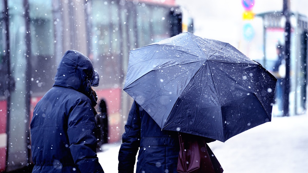 Jaka pogoda czeka nas dzisiaj? Przez Polskę będzie przemieszczał się ciepły front atmosferyczny. Zachmurzenie będzie na ogół duże, tylko w południowo-wschodniej części kraju będzie dość pogodnie. Przejaśnień i rozpogodzeń możemy się spodziewać także na krańcach północnych. Możliwe są słabe opady deszczu ze śniegiem. Na Lubelszczyźnie i Podkarpaciu padać nie powinno. Miejscami prognozowane są mgły.