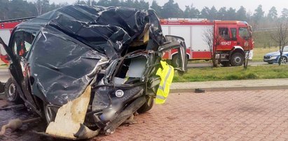 Elementy karoserii i rzeczy osobiste ofiar torowały drogę do wraku. Tragedia w Dobieszowicach