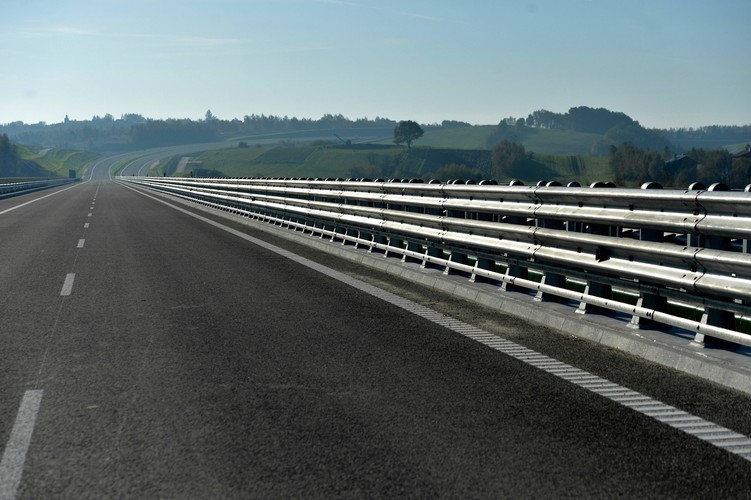 „Teren, w którym pracowaliśmy był zurbanizowany, dodatkowo musieliśmy pokonać duże różnice wysokości” – dodał Kaczmarczyk i podał kilka danych pokazujących ogrom prac wykonanych na odcinku – ponad 1 mln m sześc. nasypów, 37 tys. m sześc. użytego betonu i ok. 3,8 tys. ton użytej stali.