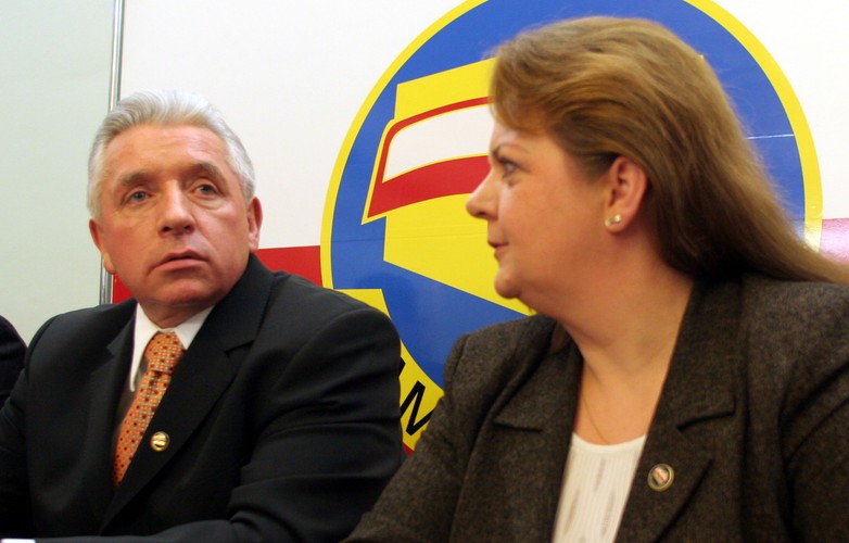 Próby zbudowania większości parlamentarnej przez Jarosława Kaczyńskiego sprawiły, że Sejm V kadencji znajdował się w stanie ciągłego kryzysu, którego rytm wyznaczało zawiązywanie i zrywanie współpracy Prawa i Sprawiedliwości z Samoobroną oraz Ligą Polskich Rodzin (Andrzej Lepper został wyrzucony z rządu 24 września), a także próby wyłuskania przez PiS posłów z tych ugrupowań. Przykładem była próba pozyskania posłanki Samoobrony Renaty Beger, której zakulisowe rozmowy z Adamem Lipińskim oraz Wojciechem Mojzesowiczem pokazał program „Teraz my”. Afera taśmowa, jak ją okrzyknięto, nie miała wielkich konsekwencji dla samego obozu  rządzącego: Andrzej Lepper wrócił do rządu w połowie października. Mogła natomiast przyczynić się do porażki PiS w wyborach samorządowych, w których nieznacznie wygrała PO.