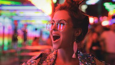 Kobieta impreza muzyka disco neon