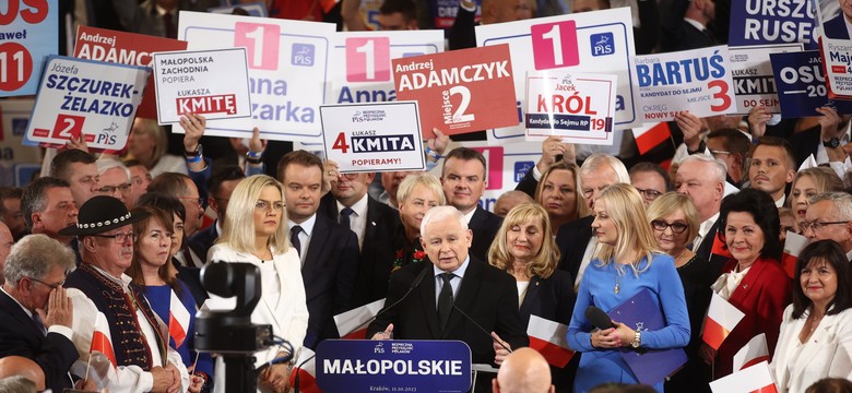 Wybory 2023. Jarosław Kaczyński w Krakowie przywitany przez protestujących