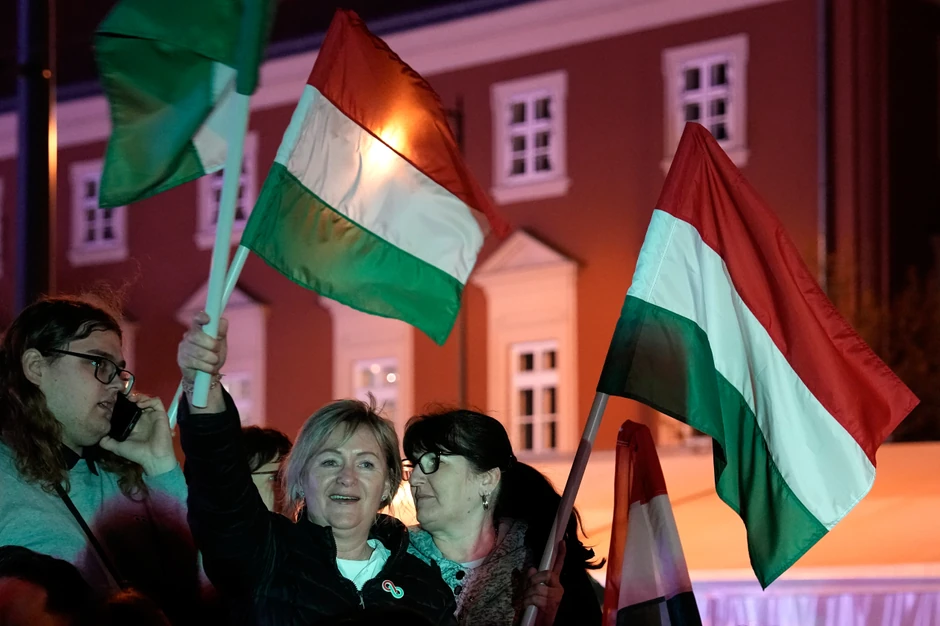 Pristalice Tise slave pobedu u Budimpešti, Mađarska, 12. aprila