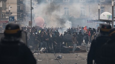 Król Karol nie przyjedzie z powodu zamieszek. "Ciężki cios dla wizerunku Francji"