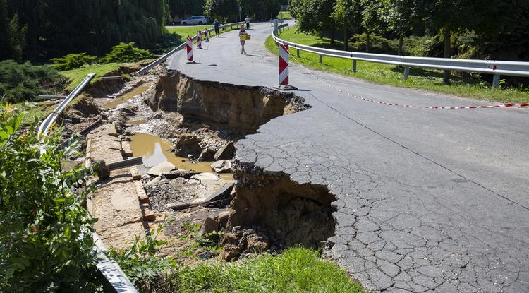 A közútkezelő dolgozói a heves esőzés miatt megrongálódott úton a Zala megyei Miháld és Pat között 2020. július 26-án. Pat település az esőzés miatt közúton megközelíthetetlen.