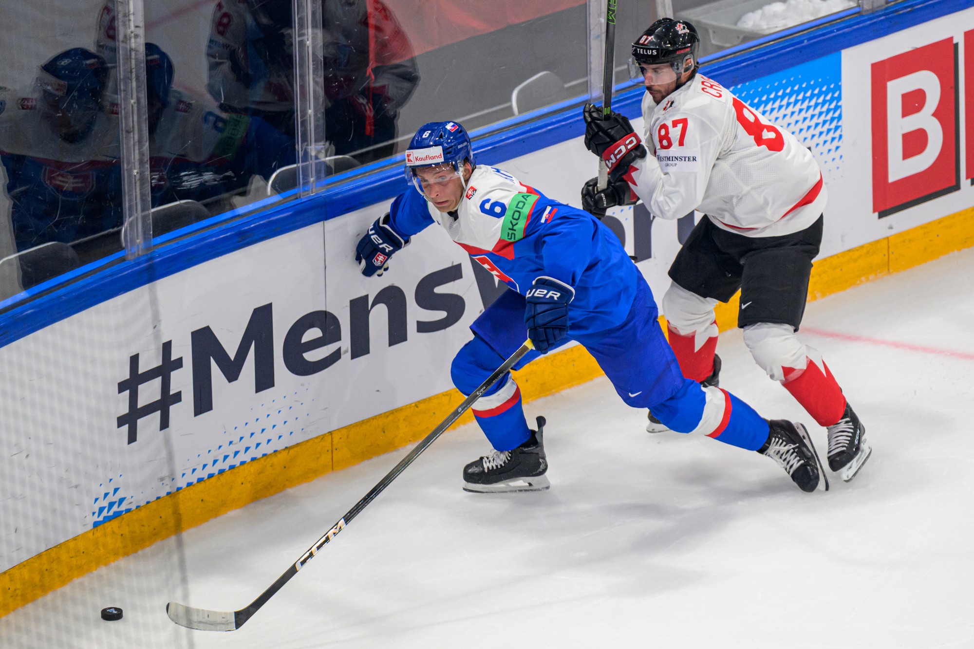 Zľava Jozef Viliam Kmec (Slovensko) a Sidney Crosby (Kanada). 