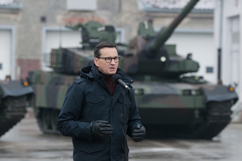 Premier Mateusz Morawiecki podczas przekazania czołgów K2 żołnierzom Wojska Polskiego, grudzień 2022 r.