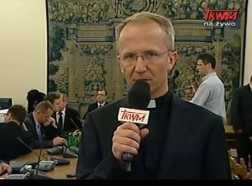 Regularne nadawanie programów drogą satelitarną rozpoczęła 12 czerwca o godz. 18 modlitwą „Anioł Pański” i serwisem informacyjnym. Dziś T trwam nadaje nie tylko swój serwis informacyjny ale audycje dla dzieci, program motoryzacyjny i słynne "Rozmowy niedokończone" o. Tadeusza Rydzyka, nadawane też w Radiu Maryja.