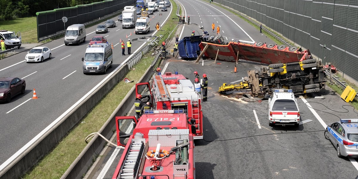 Ciężarówka wywróciła się na autostradzie