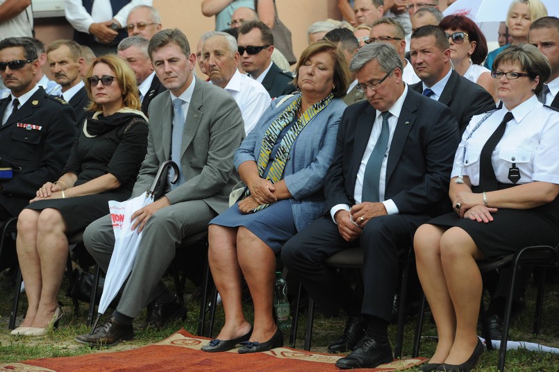 Wydaje się jednak, że upał dał się mocno obojgu we znaki. Prezydentowi chwiała się głowa, jego małżonka również przymknęła oczy...