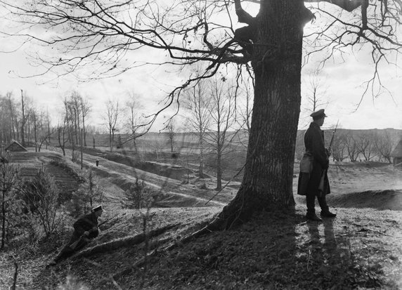 W trakcie patrolu przy przygranicznym lesie (1934, CC0 1.0 Universal (CC0 1.0) Przekazanie do Domeny Publicznej).