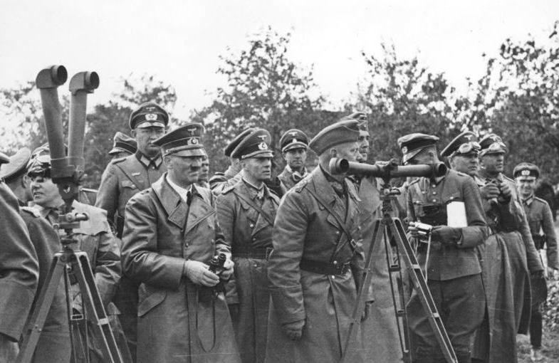 Hitler ze sztabem obserwuje ostrzał Warszawy - domena publiczna