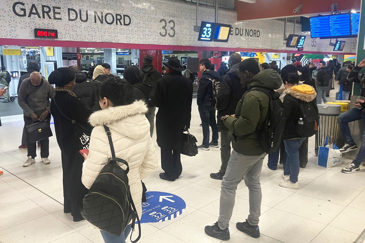 Cestujúci čakajú po zastavení vlakov Eurostar do Londýna a všetkých vlakov smerujúcich na sever Francúzska po náleze nevybuchnutej bomby z druhej svetovej vojny.