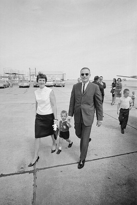 Janet Shearon és Neil Armstrong még egyetemistaként ismerték meg egymást, és fiatalon házasodtak össze, jóval azelőtt, hogy a férfi az egész világ hőse lett volna.