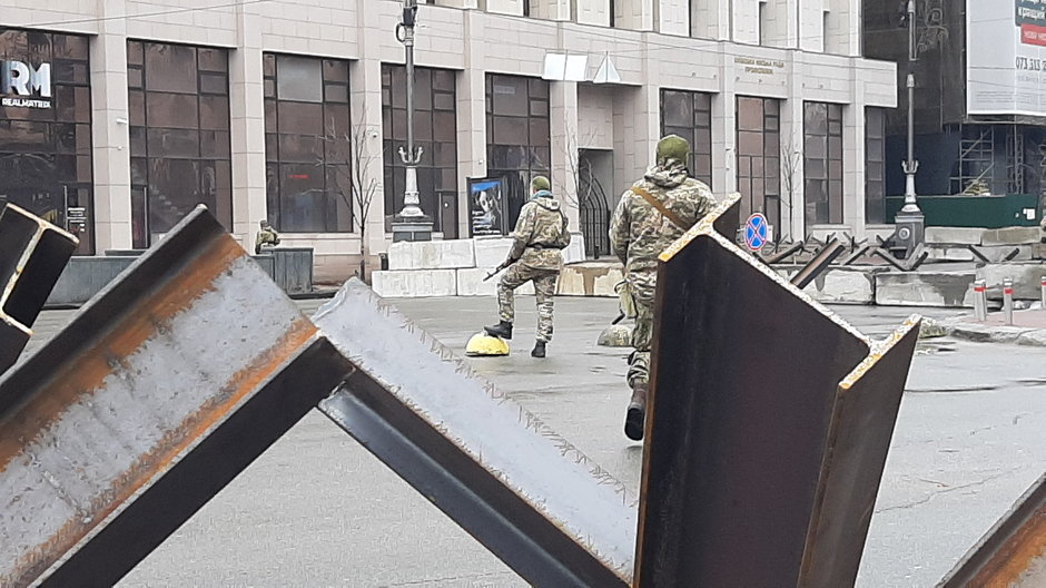 Żołnierze na blockpoście w centrum Kijowa w marcu 2022 roku. W pierwszym planie przeciwczołgowe "jeże".
