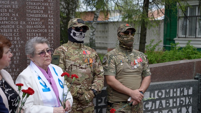 U selu Rubljovo, dva vojnika koja su se borila u Ukrajini prisustvuju komemoraciji za seljane koji su poginulu tokom Velikog patriotskog rata | Foto: BBC