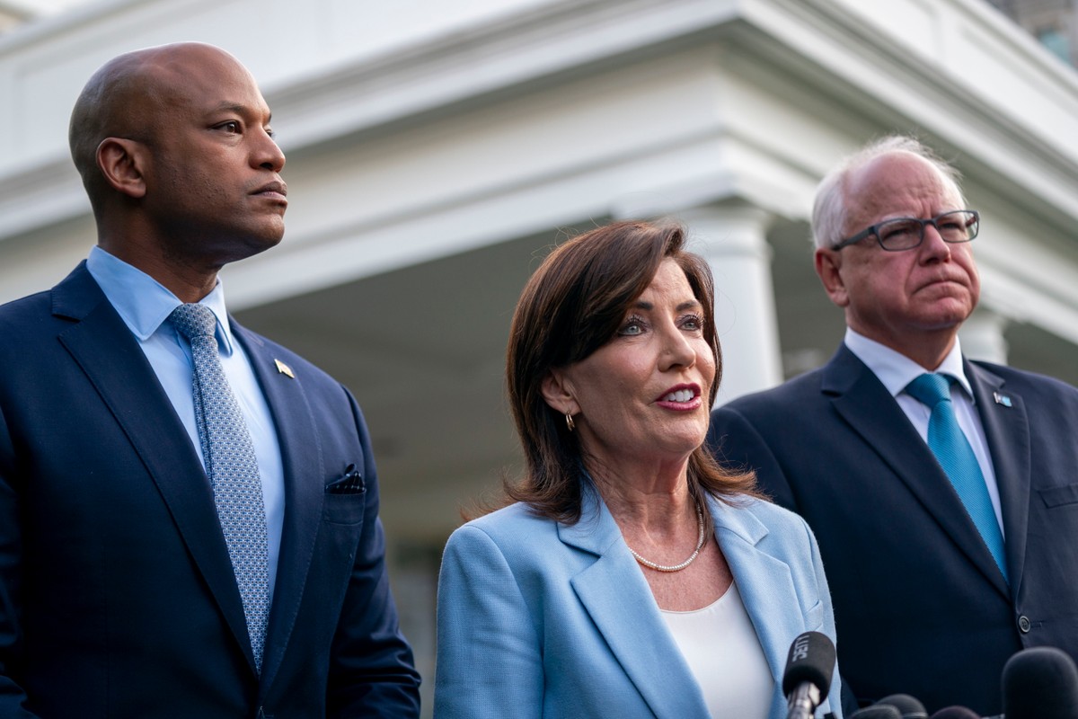 Gubernator Nowego Jorku Kathy Hochul wraz z gubernatorem Minnesoty Timem Walzem i gubernatorem Maryland Wesem Moore'em wygłaszają uwagi dla mediów po spotkaniu z prezydentem USA Joe Bidenem w Białym Domu w Waszyngtonie
