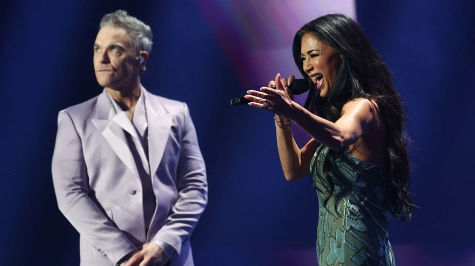 Robi Vilijams i Nikol Šerzinger izvode himnu prvenstva | Foto: Reuters