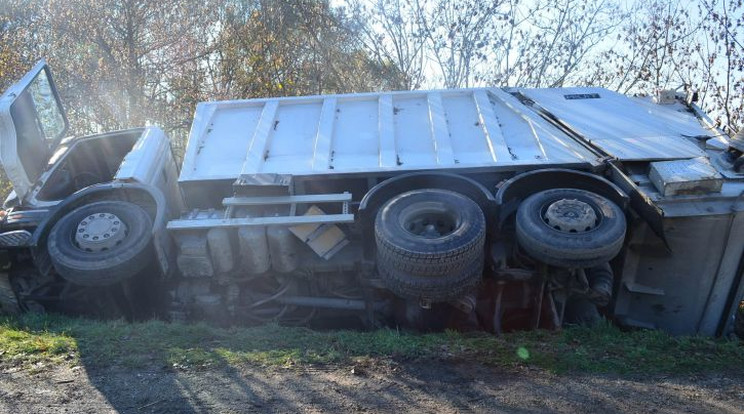 Árokba sodródott a szemétszállító, a balesetért felelős személy segítség nélkül elhajtott / Fotó: Police.hu