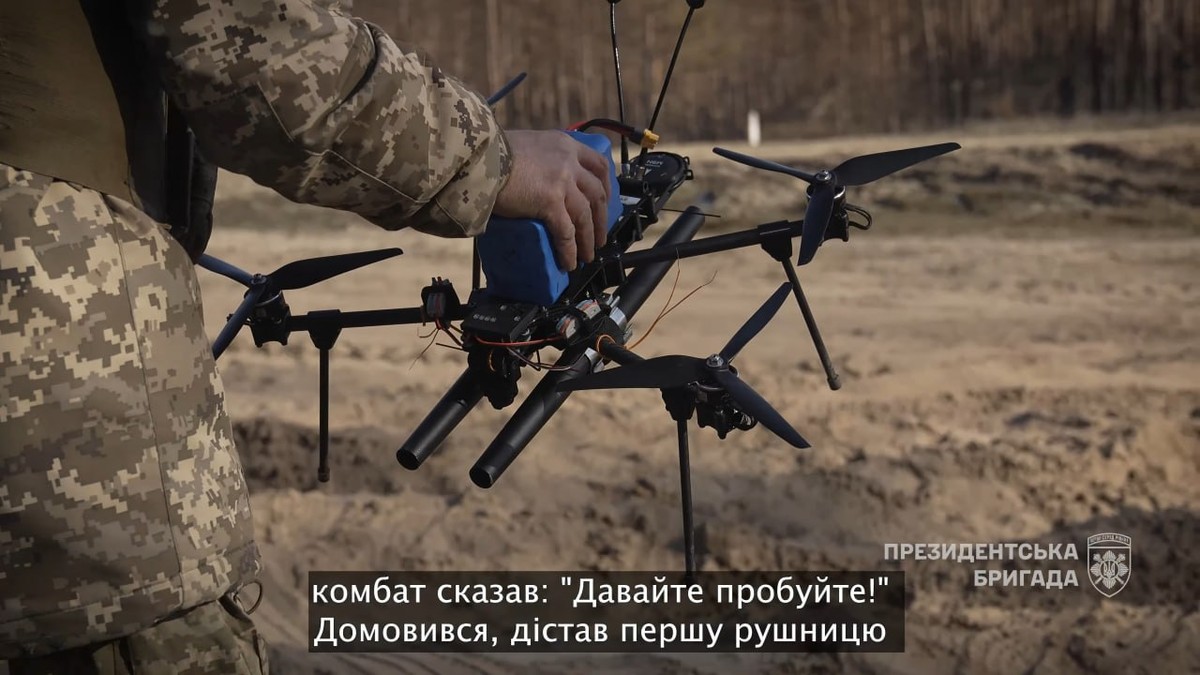 Prezydencka brygada Ukrainy ze strzelającym śrutem dronem.
