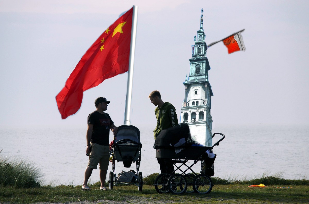 robotnicy z flagą chin, wieża w tle