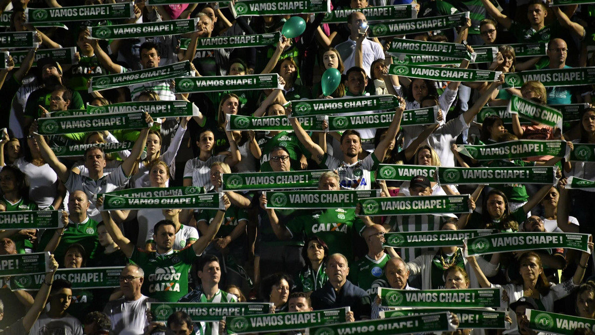 Wszystko wskazuje na to, że pogrążone w żałobie Chapecoense będzie musiało rozegrać ostatni mecz sezonu ligi brazylijskiej z Atletico Mineiro. - Problem w tym, że nie mamy nawet jedenastu piłkarzy, ale jeśli będzie trzeba, weźmiemy juniorów - powiedział prezes klubu Ivan Tozzo.