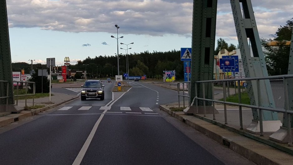 Osinów Dolny (stolica fryzjerstwa) od wjazdu przez most na Odrze od strony niemieckiej.