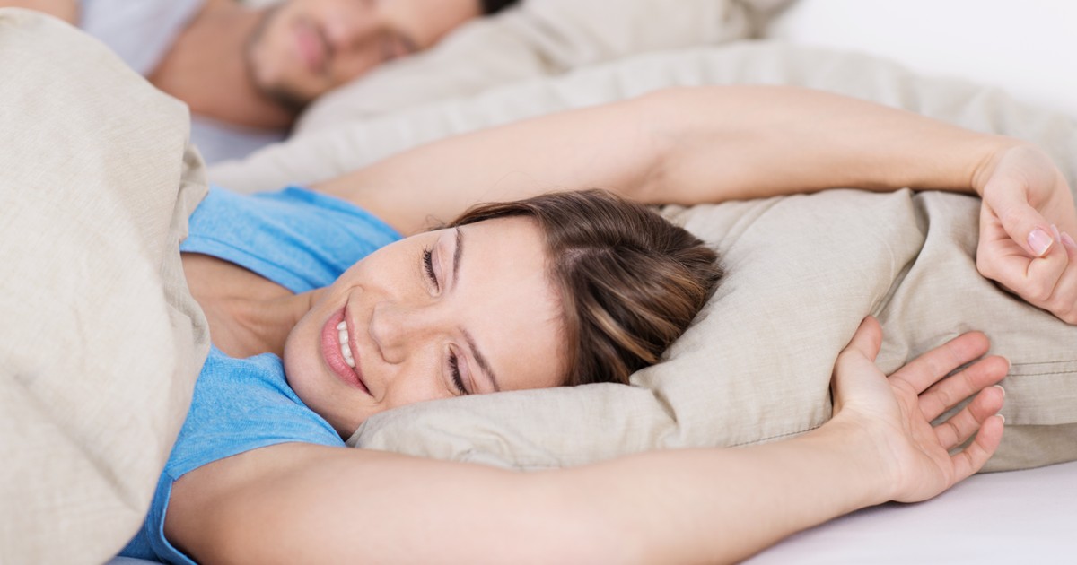 Poranny zastrzyk energii bez kawy? Nowy trik szturmuje TikToka. Eksperci zachwalają